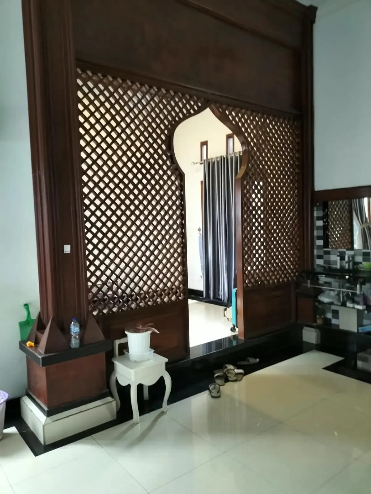 Partisi kayu dan kolom hias dengan lantai granit