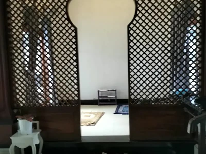Partisi kayu kisi-kisi dengan bukaan kubah