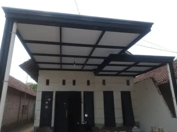 Kanopi rangka baja di depan rumah