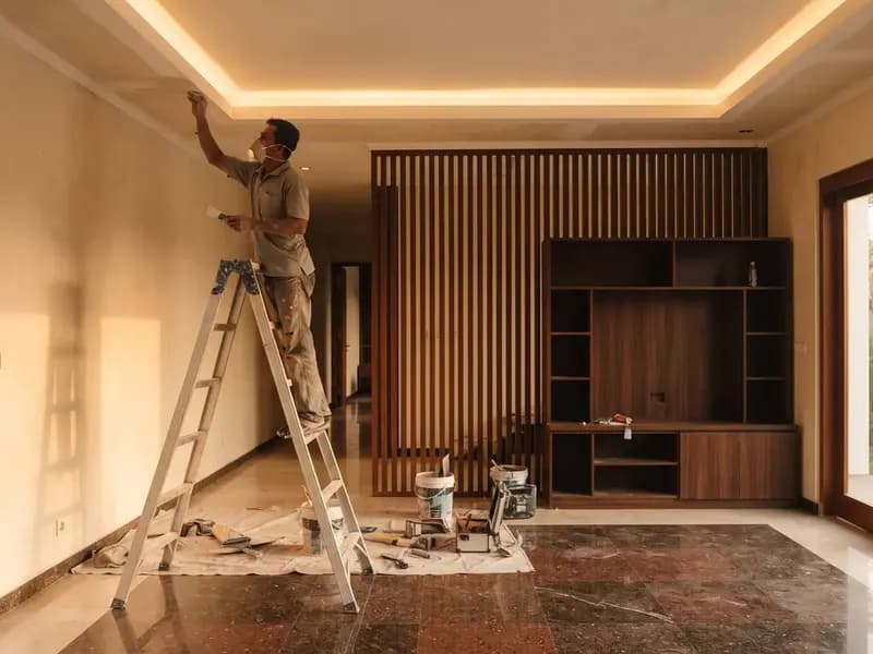 Pemasangan plafon gypsum dan partisi kayu interior