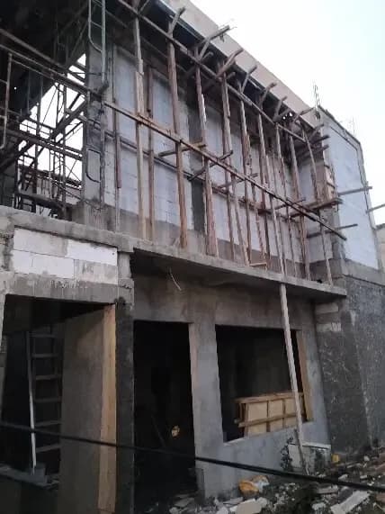 Bekisting dan perancah kayu pada dinding lantai dua