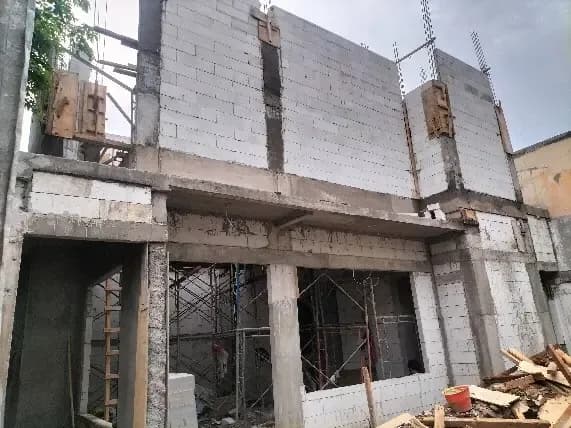 Struktur kolom dan balok beton rumah dua lantai
