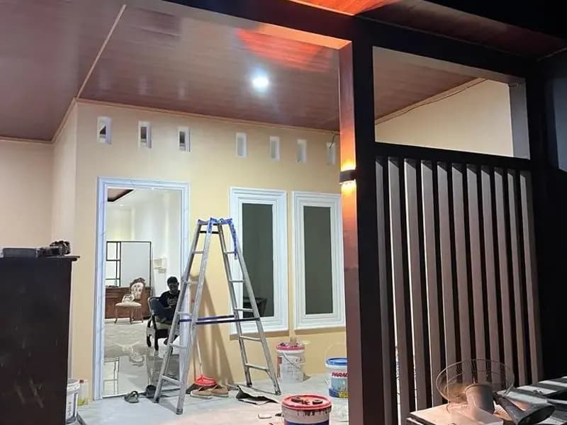 Teras dengan plafon motif kayu dan kisi-kisi vertikal